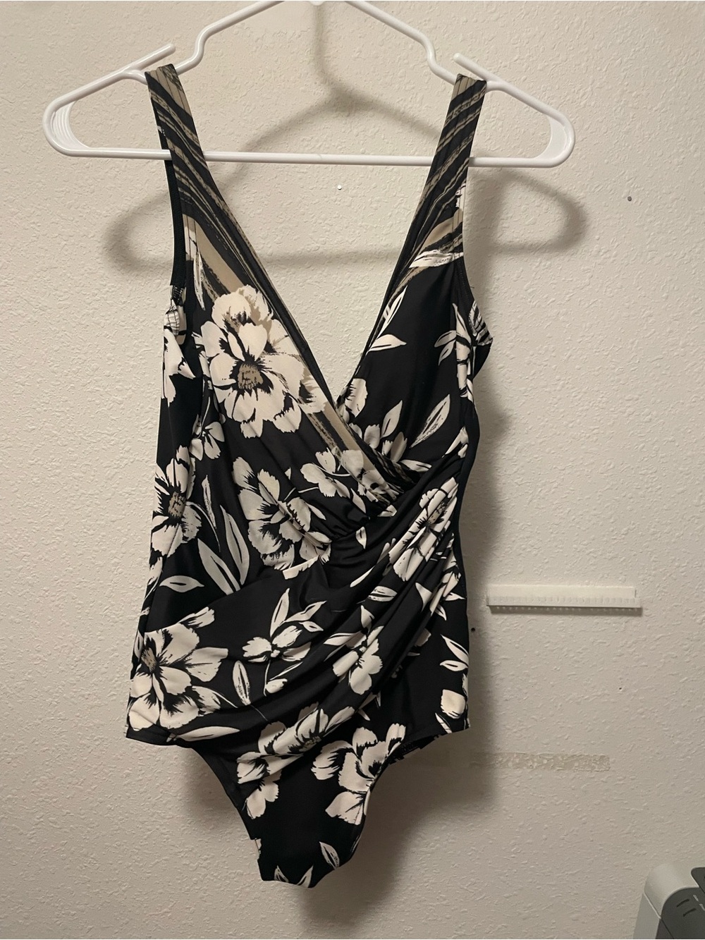 Miracle Suit It’s A Wrap One Piece Fiore Di Luna Black White estimated size 8